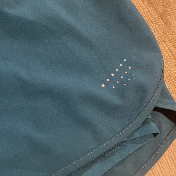 💜 FREE w/ PURCHASE 💜 Avia Athletic Green / Blue Shorts With Zipper Pocket 🐬 - Picture 2 of 4